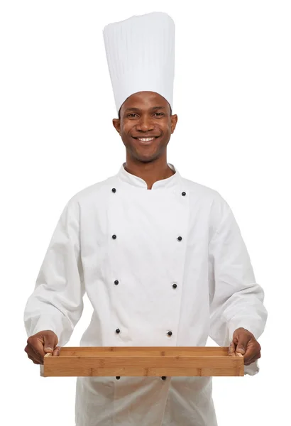 御馳走を皿にする準備ができて アフリカ系アメリカ人のシェフがトレイを持って白い背景に立っている — ストック写真