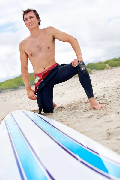 Kumsal Benim Krallığım Genç Bir Sörfçü Sahilde Sörf Tahtasının Yanında — Stok fotoğraf