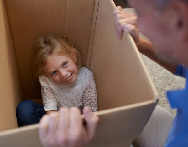 あなたは私を見つけた 父親と遊びながら箱の中に隠れている少女 — ストック写真