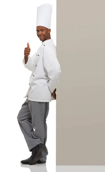 支持你的版权空间 一个年轻厨师靠在你的版面上 — 图库照片