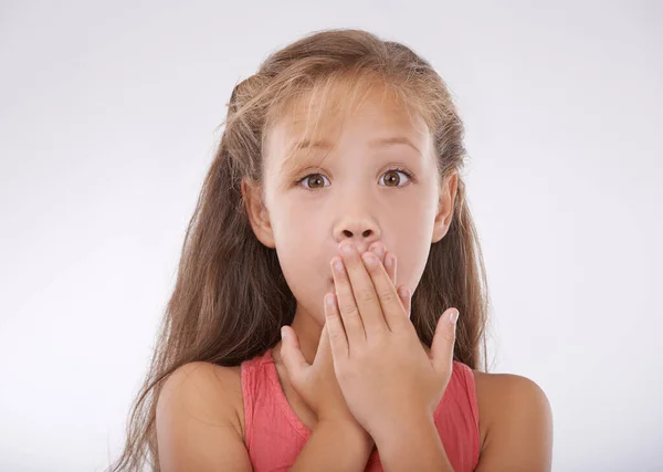 Δεν Μπορεί Πιστέψει Πορτρέτο Ενός Μικρού Κοριτσιού Που Καλύπτει Στόμα — Φωτογραφία Αρχείου