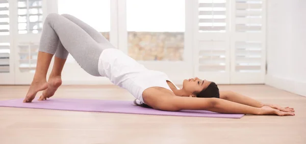 Yoga Para Corpo Saudável Mente Uma Jovem Exercitando Sua Casa — Fotografia de Stock
