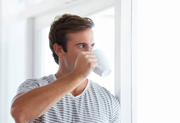 Sert Bir Bira Yudumluyor Genç Bir Adam Bir Fincan Kahve — Stok fotoğraf