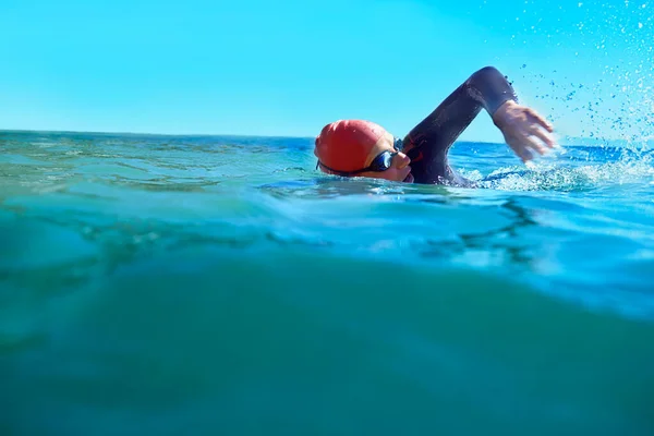 Soğuk Tatlı Suyun Tadını Çıkarıyorum Açık Denizde Bir Yüzücü — Stok fotoğraf
