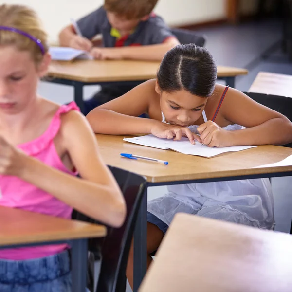 Kimse Habersiz Sınav Yapılmasını Sevmez Öğrenciler Masalarında — Stok fotoğraf