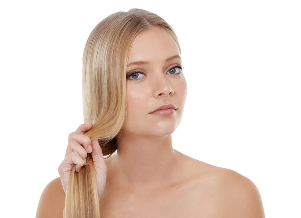 Jej Włosy Doskonałym Stanie Piękna Młoda Blondynka Pozująca Przed Białym — Zdjęcie stockowe