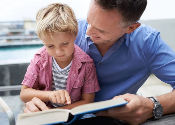 Μαθαίνω Στο Γιο Μου Διαβάζει Ένας Πατέρας Διαβάζει Στο Αγοράκι — Φωτογραφία Αρχείου