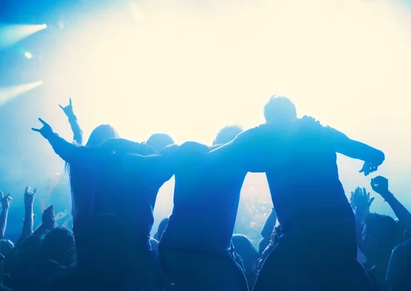Zatraceně Úžasný Fanoušci Sedí Ramenou Koncertě Epické Hudby — Stock fotografie