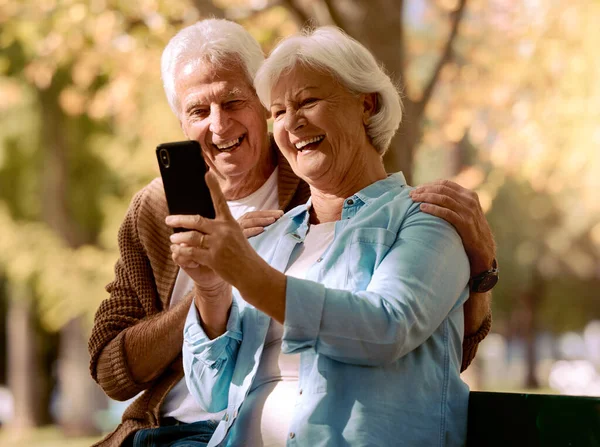 Starsza Para Telefon Selfie Szczęśliwy Uśmiech Miłość Relaks Parku Odkrytym — Zdjęcie stockowe