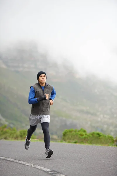 さわやかな冬の空気の中でジョギングを楽しむ 屋外で走っている若い男 — ストック写真