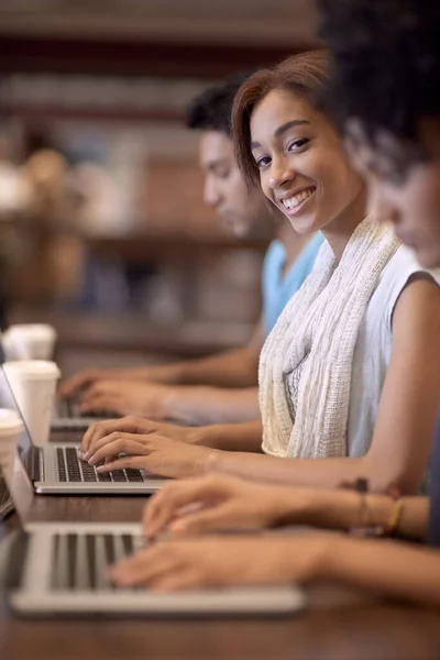 Trabalhar Para Futuro Brilhante Grupo Estudantes Usando Laptop Para Completar — Fotografia de Stock