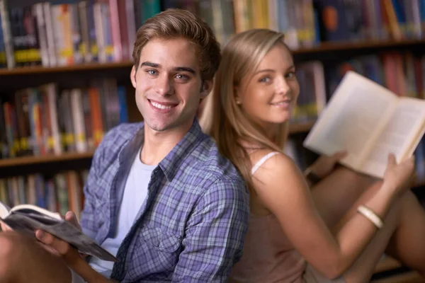 私たちはいつも一緒に勉強します 図書館で読書をしている二人の若者 — ストック写真