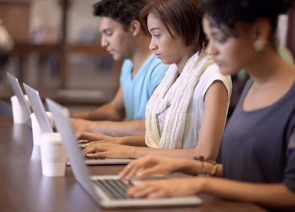 Ezek Diákok Keményen Dolgoznak Egy Csapat Diák Akik Laptoppal Fejeznek — Stock Fotó