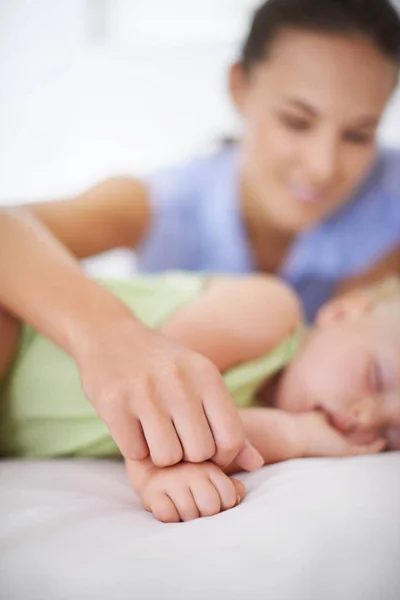 Sie Ihrer Nähe Halten Eine Mutter Wacht Über Ihr Schlafendes — Stockfoto