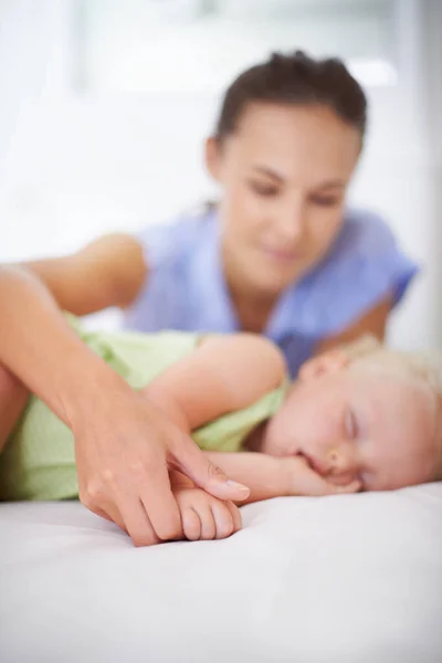 Anjinho Adormecido Uma Mãe Cuidando Seu Filho Adormecido — Fotografia de Stock