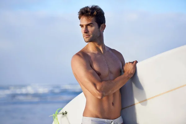Perseguir Ondas Sua Paixão Belo Jovem Surfista Praia Desejando Uma — Fotografia de Stock