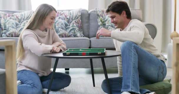 Aşk Çift Masa Oyunu Birlikte Oturma Odasında Mutlu Zaman Geçirmek — Stok video