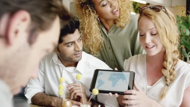 Planejamento Tablet Trabalho Equipe Com Empresários Reunião Com Mapa Mundo — Vídeo de Stock