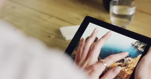 Φωτογραφία Μνήμη Και Χέρια Μιας Γυναίκας Tablet Online Αναζήτηση Και — Αρχείο Βίντεο