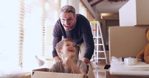 Ayah Anak Laki Laki Dan Bermain Dalam Permainan Kotak Rumah — Stok Video