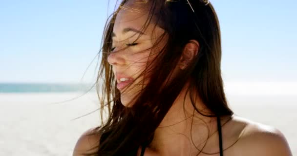 Giovane Donna Faccia Viaggiare Spiaggia Avventura Mare Cielo Blu Ritratto — Video Stock