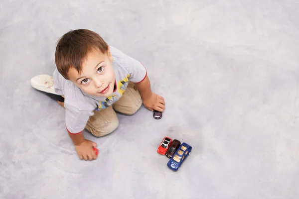 Метла Метла Высокоугловой Портрет Милого Мальчика Играющего Игрушечными Машинами — стоковое фото
