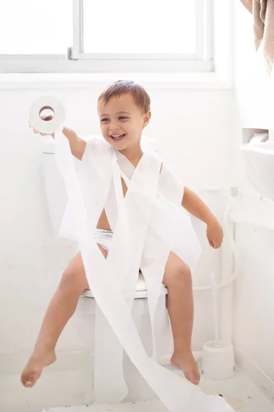 Tuvalet Eğitimi Zor Olabilir Tuvalet Kağıdına Sarılmış Bir Çocuğun Komik — Stok fotoğraf
