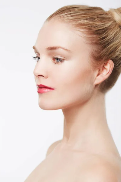 Nieskazitelną Cerę Profil Widok Piękny Blondynka Model Czerwoną Szminką — Zdjęcie stockowe