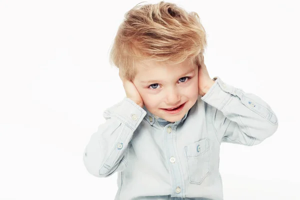 Neslyšíš Žádné Zlo Roztomilý Chlapeček Zakryje Uši Rukama Izolovaný — Stock fotografie