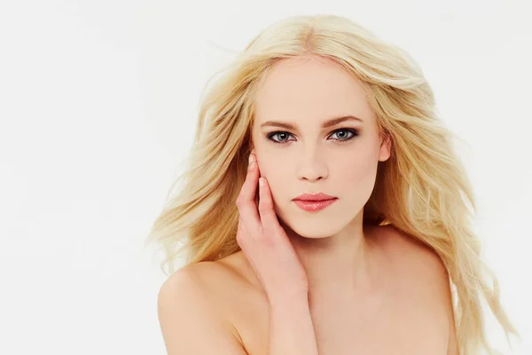 Vyzařuje Ženskost Portrét Krásné Blondýny Bílém Pozadí — Stock fotografie
