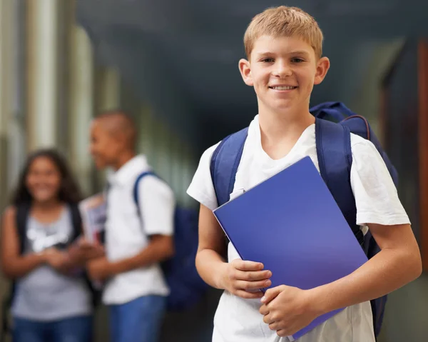 他是个勤奋的学生 一个快乐的学童和他的朋友站在走廊后面的画像 — 图库照片