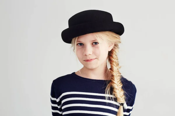 对她来说太可爱了一个戴着帽子笑着的可爱女孩的画像 — 图库照片