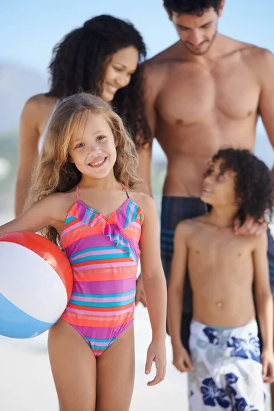 Having Great Time Beach Family Four Walking Beach Together — Stock Photo, Image
