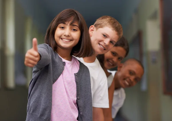 Pozytywnie Nastawiony Szkoły Portret Młodej Dziewczyny Podnoszącej Kciuki Przyjaciółmi Plecami — Zdjęcie stockowe