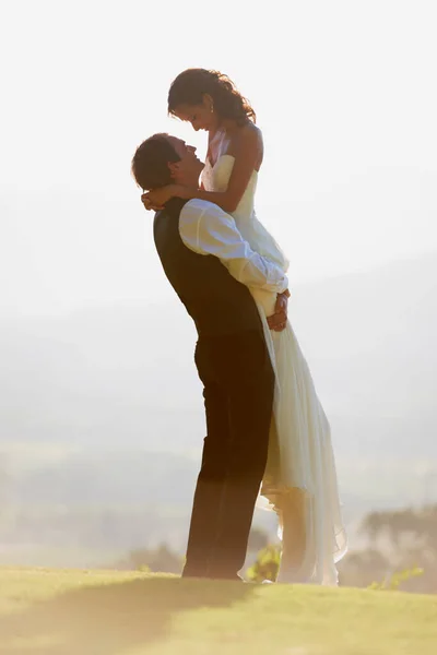 Der Erste Tag Ihres Gemeinsamen Lebens Ein Bräutigam Hebt Seine — Stockfoto