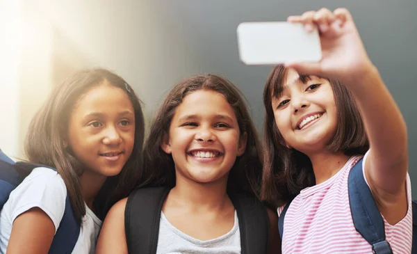 Selfie Škole Tři Kamarádi Školy Kteří Fotí Autoportrét Svým Smartphonem — Stock fotografie