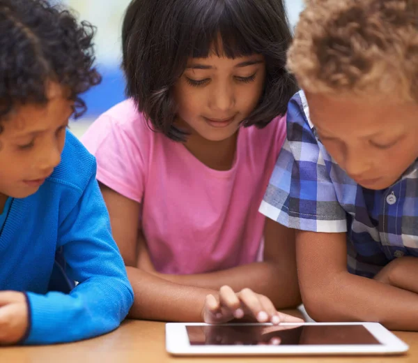 Tecnologia Torna Aprendizagem Interessante Divertida Três Alunos Trabalhando Tablet Digital — Fotografia de Stock