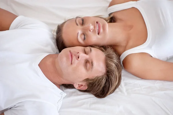 Mit Augenzwinkern Ausgeschnittene Ansicht Eines Jungen Paares Das Bett Liegt — Stockfoto