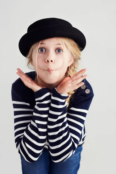 Olha Sou Peixe Retrato Uma Menina Bonito Puxando Rosto Peixe — Fotografia de Stock