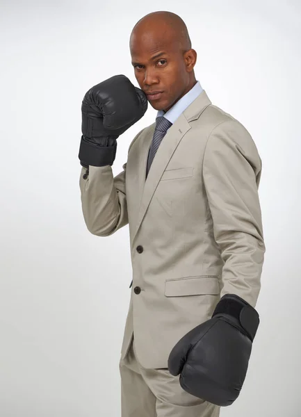 Připraven Firemní Rvačku Portrét Pohledného Afrického Obchodníka Boxerských Rukavicích — Stock fotografie