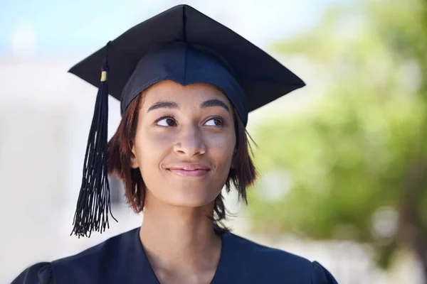 彼女は学位で何ができるか考えている 側面を見る大学院服の民族卒業生 — ストック写真