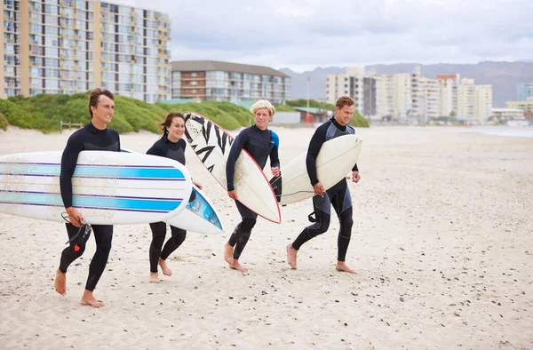 Szörfözés Felpezsdítő Fiatal Szörfösök Izgatottak Fantasztikus Hullámok Miatt — Stock Fotó