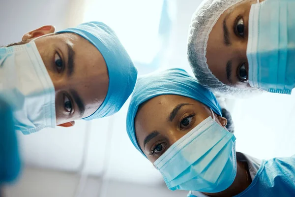 病院の医療支援のための医療活動に従事するCovid中の外科 顔マスクおよび外科チーム 緊急支援 医師のチームワーク 男性と女性の視点 — ストック写真