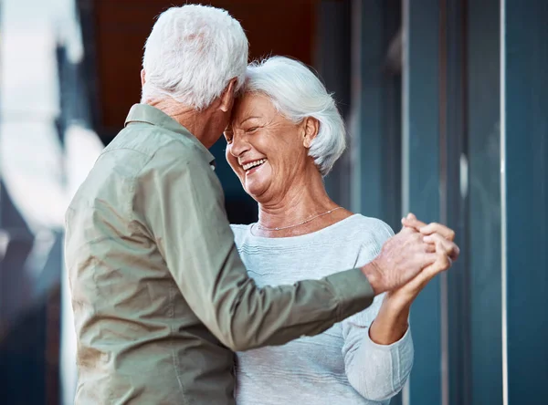 Seniorenpaar Dans Vrolijke Glimlach Liefde Romantiek Buiten Samen Steun Vertrouwen — Stockfoto