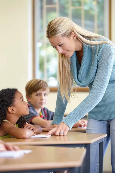 Die Lehre Ist Der Wichtigste Beruf Eine Junge Lehrerin Hilft — Stockfoto