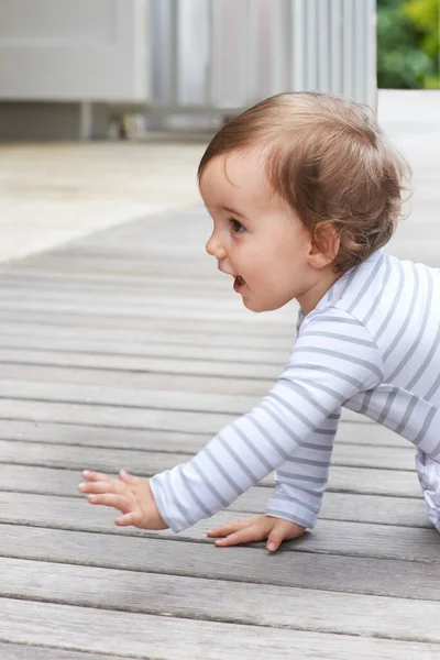 Een Speedster Een Schattig Klein Baby Kruipen Rond Een Patio — Stockfoto