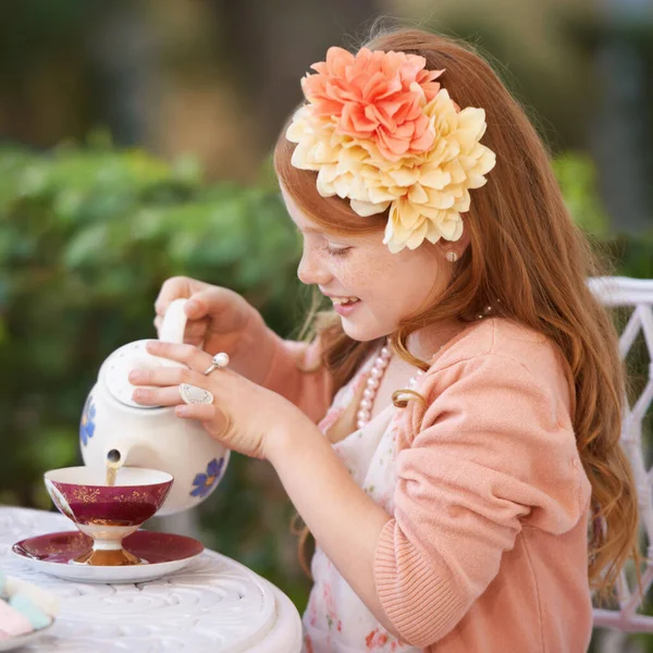茶会を催してる 外でお茶会してる可愛い女の子 — ストック写真
