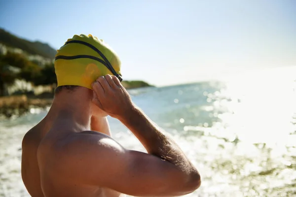 Przygotowuję Się Pływania Młody Człowiek Zakładający Okulary Popływać Oceanie — Zdjęcie stockowe