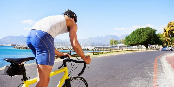 운동을 하면서 경치를 즐긴다 도로를 자전거를 자전거타는 사람의 — 스톡 사진