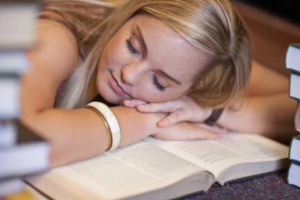 Tentor Kan Vara Utmattande Ung Collegestudent Sover Sin Lärobok Biblioteket — Stockfoto